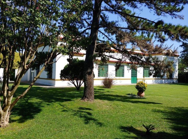 Casa · 390m² · 8 Ambientes · 3 Cocheras