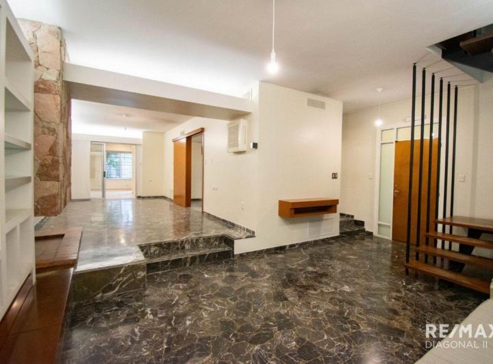 Casa · 296m² · 6 Ambientes · 2 Cocheras