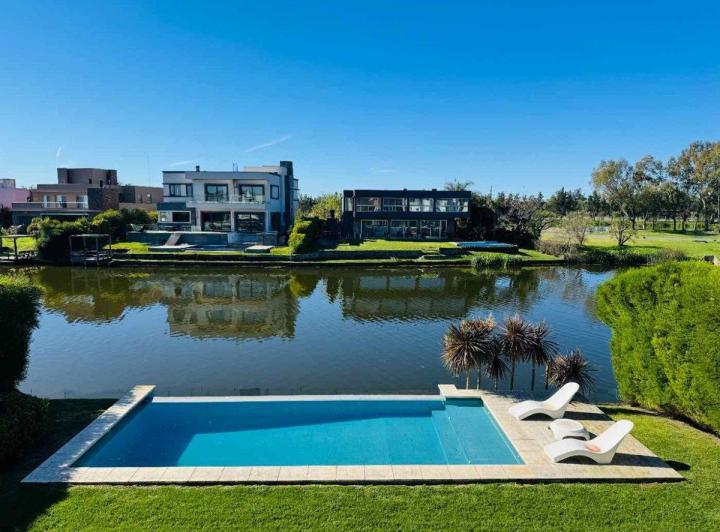 Casa · 343m² · 6 Ambientes · 2 Cocheras