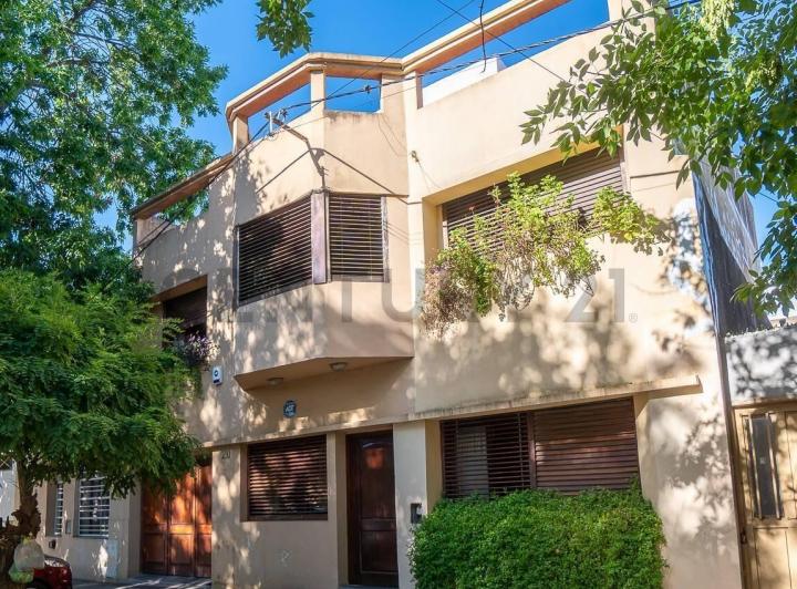 Casa · 178m² · 7 Ambientes · 1 Cochera