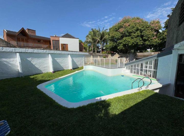 Casa · 200m² · 4 Ambientes · 2 Cocheras