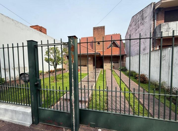 Casa · 212m² · 5 Ambientes · 4 Cocheras