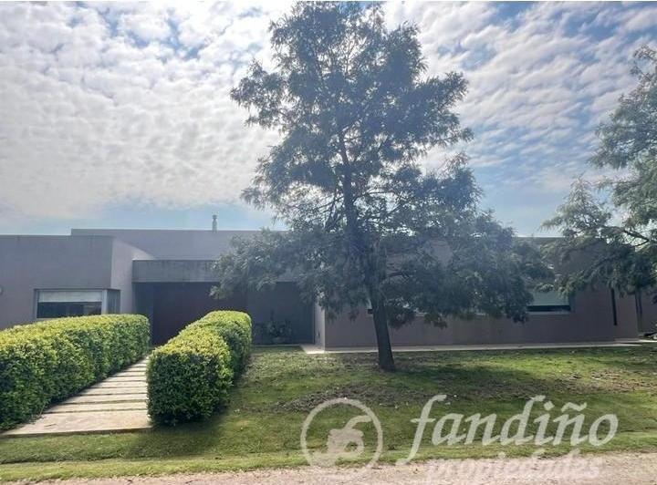 Casa · 450m² · 8 Ambientes · 7 Cocheras