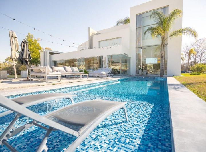 Casa · 685m² · 7 Ambientes · 2 Cocheras