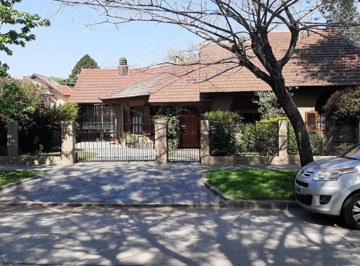 Casa · 250m² · 5 Ambientes · 3 Cocheras