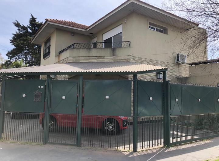 Casa · 200m² · 5 Ambientes · 2 Cocheras