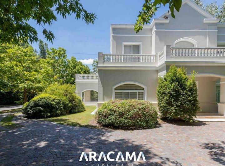 Casa · 300m² · 5 Ambientes · 2 Cocheras