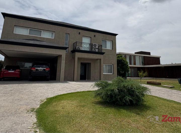 Casa · 320m² · 5 Ambientes · 3 Cocheras