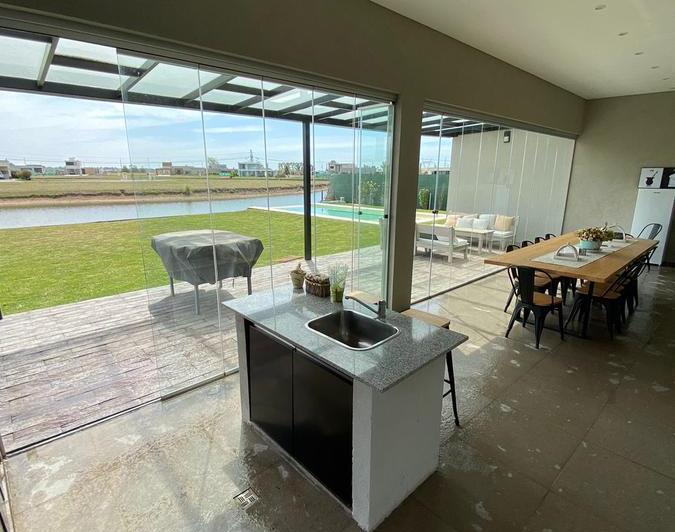 Casa · 214m² · 5 Ambientes · 3 Cocheras