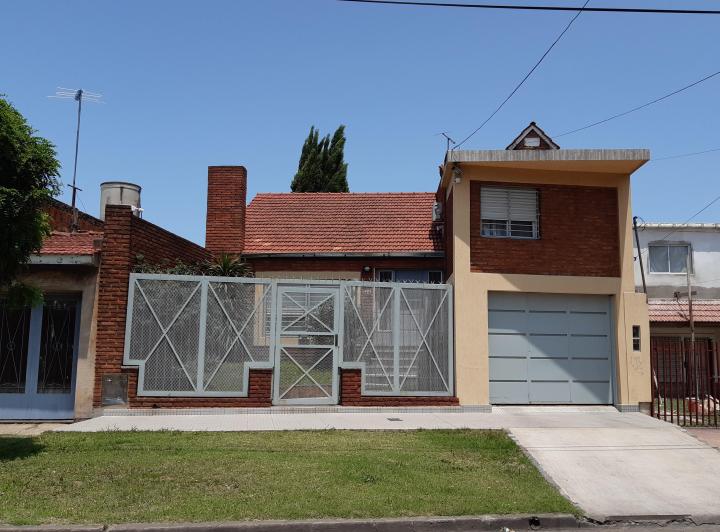 Casa · 200m² · 6 Ambientes · 2 Cocheras