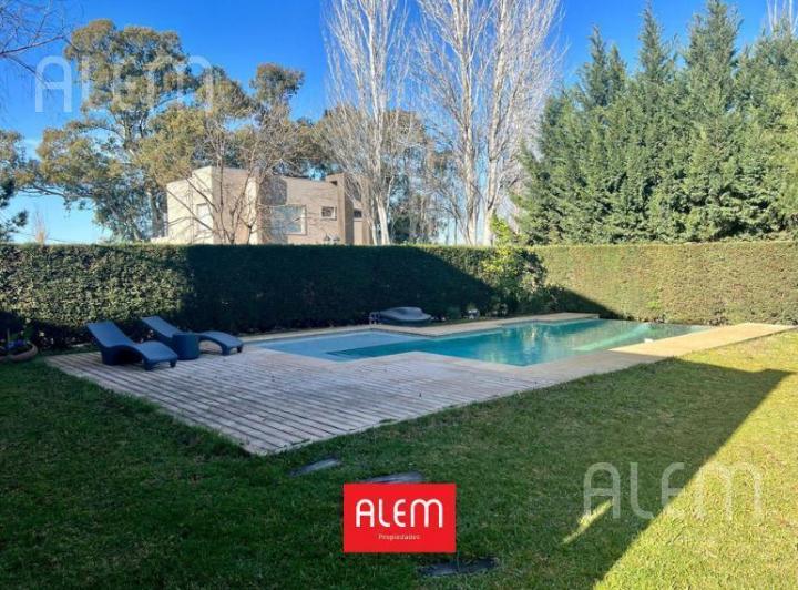 Casa · 230m² · 6 Ambientes · 2 Cocheras