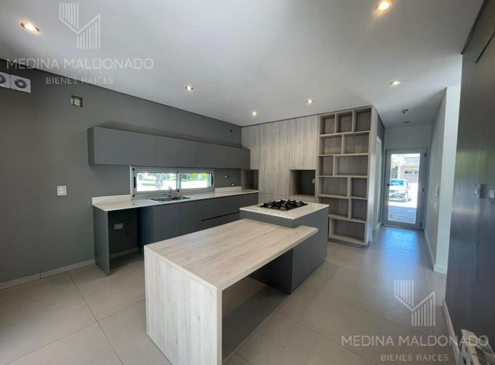 Casa · 300m² · 6 Ambientes · 2 Cocheras
