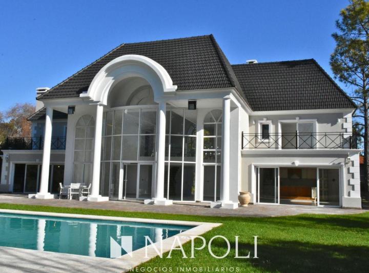 Casa · 500m² · 6 Ambientes · 4 Cocheras