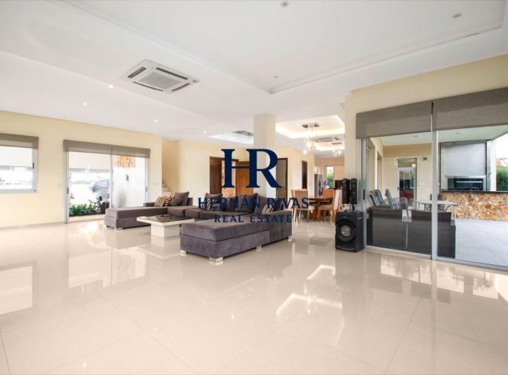Casa · 420m² · 7 Ambientes · 3 Cocheras