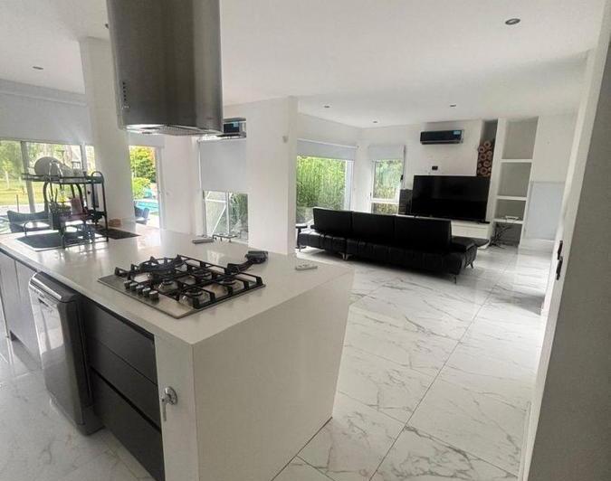Casa · 234m² · 5 Ambientes · 1 Cochera