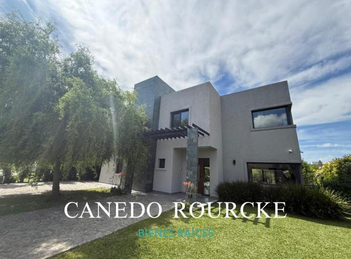 Casa · 230m² · 5 Ambientes · 242 Cocheras