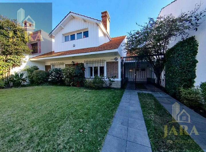 Casa · 300m² · 5 Ambientes · 1 Cochera