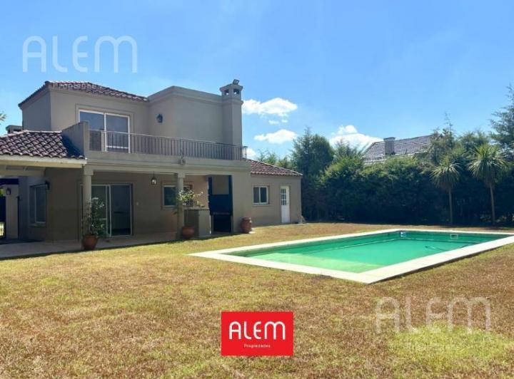 Casa · 106m² · 5 Ambientes · 2 Cocheras