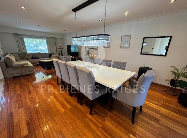 Casa · 330m² · 5 Ambientes · 2 Cocheras