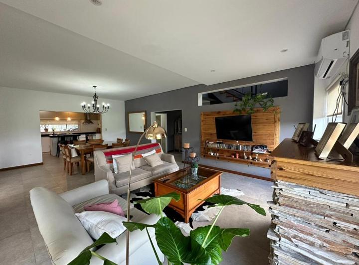 Casa · 243m² · 6 Ambientes · 1 Cochera