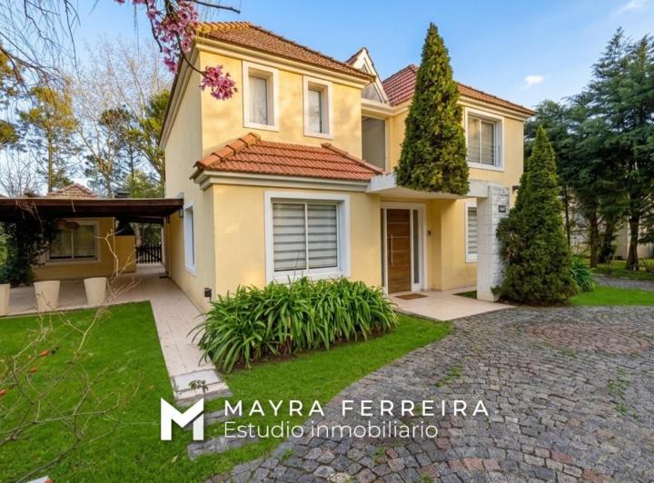 Casa · 218m² · 6 Ambientes · 1 Cochera