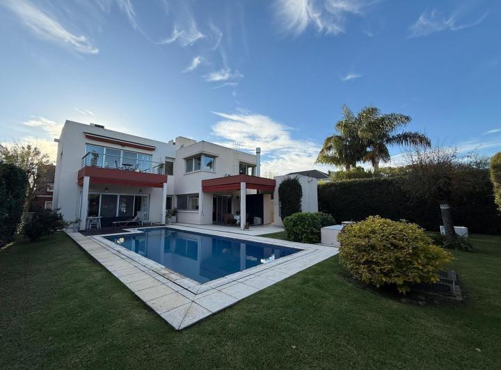 Casa · 280m² · 6 Ambientes · 2 Cocheras