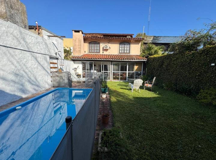 Casa · 370m² · 6 Ambientes · 2 Cocheras