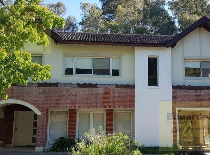 Casa · 381m² · 6 Ambientes · 2 Cocheras