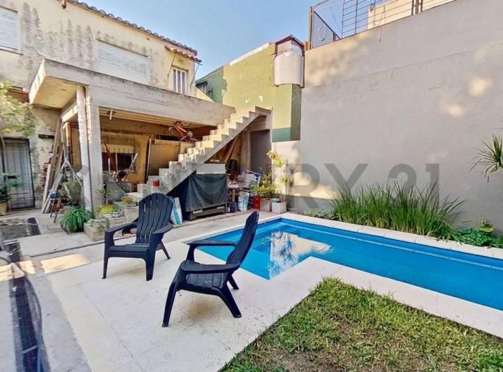 Casa · 216m² · 6 Ambientes · 2 Cocheras