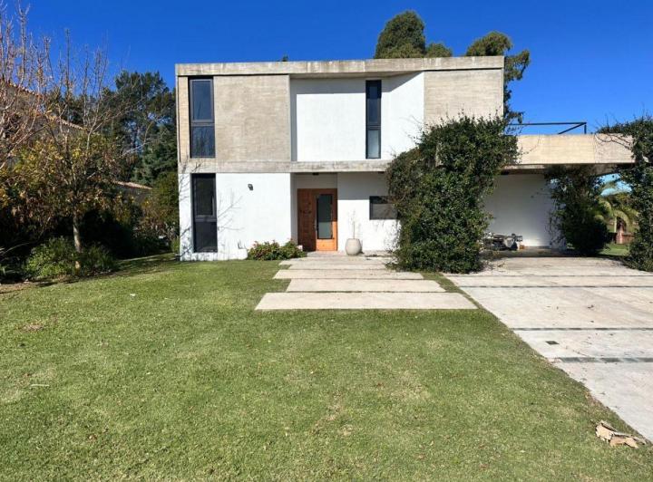 Casa · 245m² · 6 Ambientes · 1 Cochera