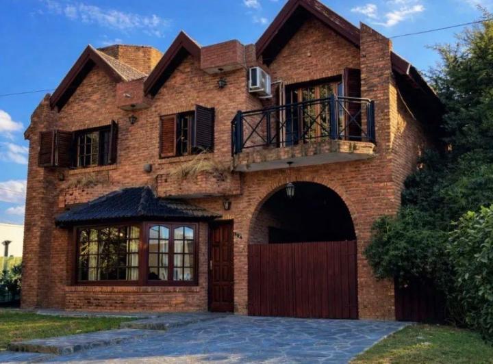 Casa · 185m² · 5 Ambientes · 2 Cocheras