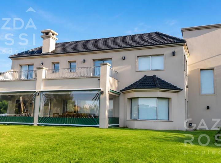 Casa · 330m² · 7 Ambientes · 4 Cocheras