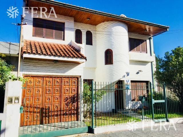 Casa · 210m² · 5 Ambientes · 1 Cochera