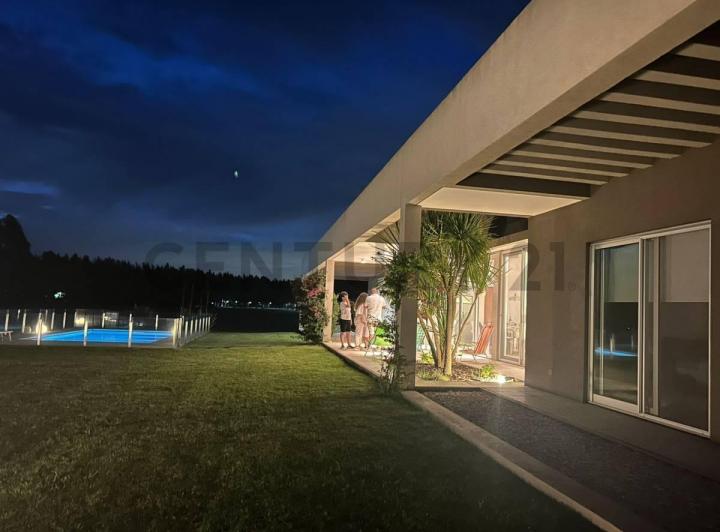 Casa · 260m² · 5 Ambientes · 2 Cocheras