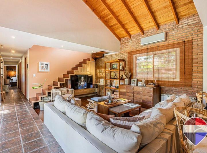 Casa · 214m² · 6 Ambientes · 2 Cocheras