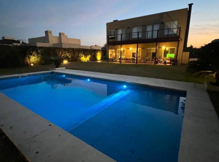 Casa · 240m² · 5 Ambientes · 1 Cochera