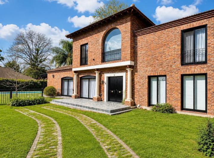 Casa · 198m² · 4 Dormitorios · 4 Cocheras