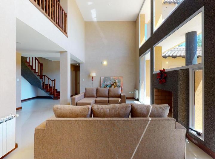 Casa · 303m² · 6 Ambientes · 2 Cocheras
