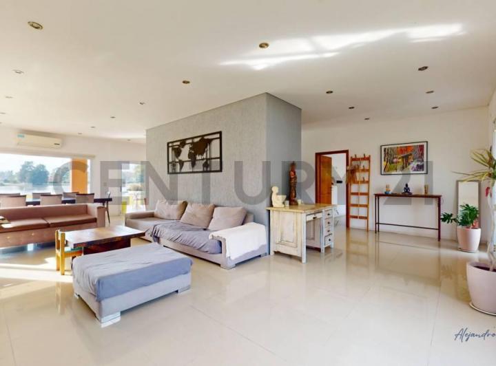 Casa · 306m² · 6 Ambientes · 4 Cocheras