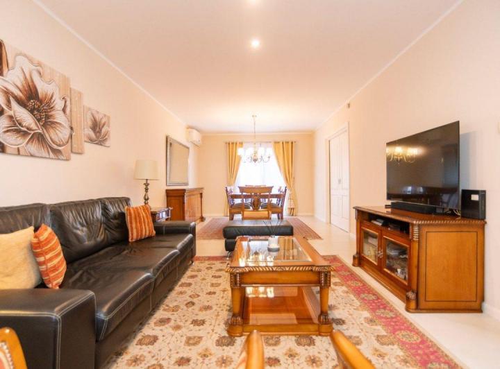 Casa · 300m² · 6 Ambientes · 2 Cocheras