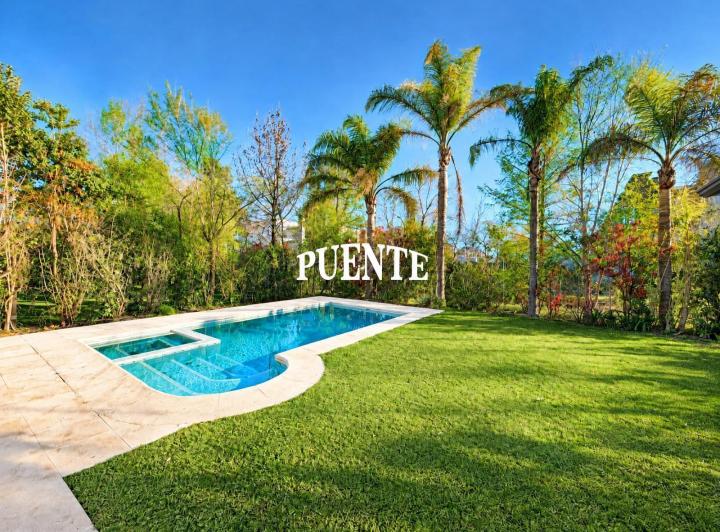 Casa · 710m² · 6 Ambientes · 2 Cocheras