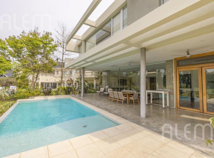 Casa · 300m² · 4 Dormitorios