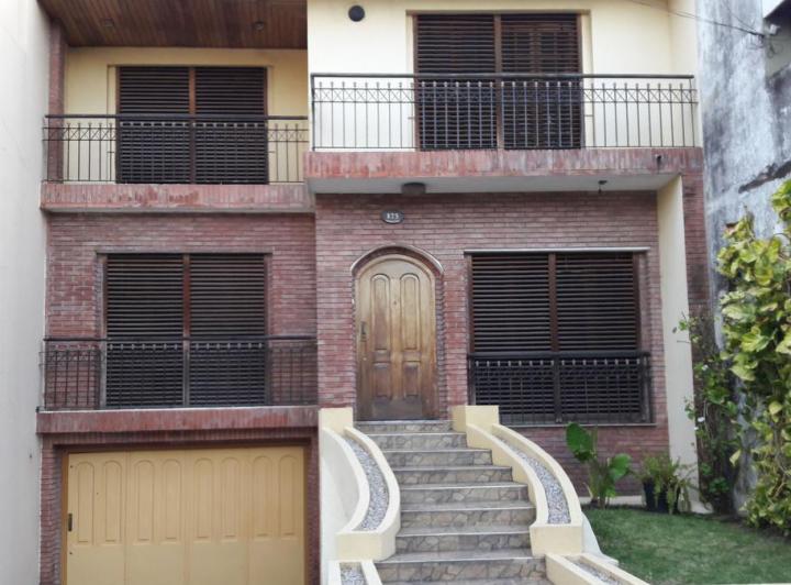 Casa · 337m² · 9 Ambientes · 2 Cocheras