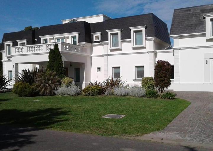 Casa · 650m² · 5 Ambientes · 6 Cocheras