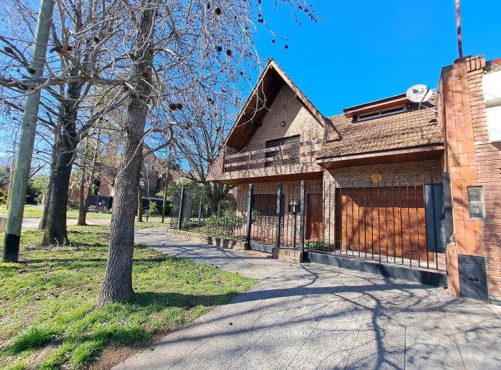 Casa · 134m² · 6 Ambientes · 2 Cocheras