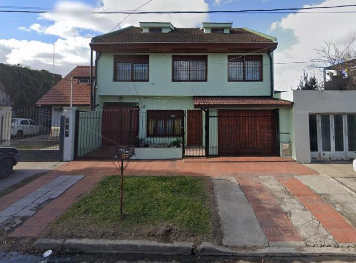 Casa · 200m² · 5 Ambientes · 2 Cocheras