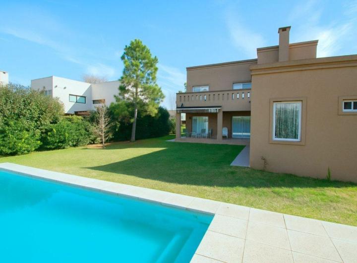 Casa · 230m² · 7 Ambientes · 1 Cochera