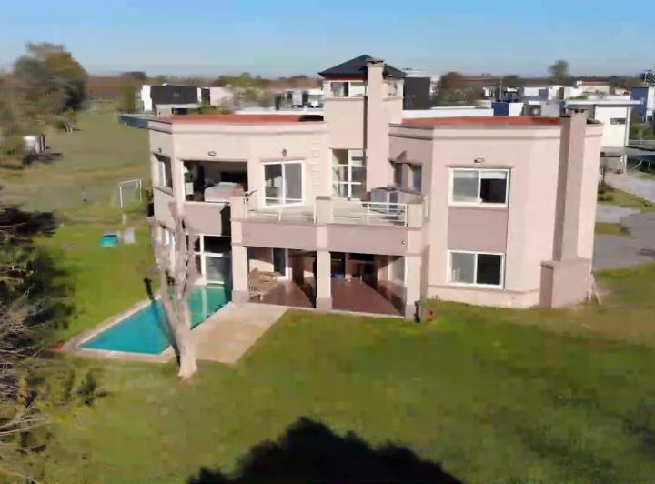 Casa · 320m² · 5 Ambientes · 1 Cochera