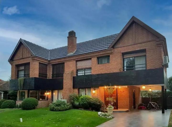 Casa · 306m² · 6 Ambientes · 3 Cocheras