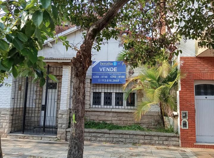 Casa · 230m² · 5 Ambientes · 1 Cochera